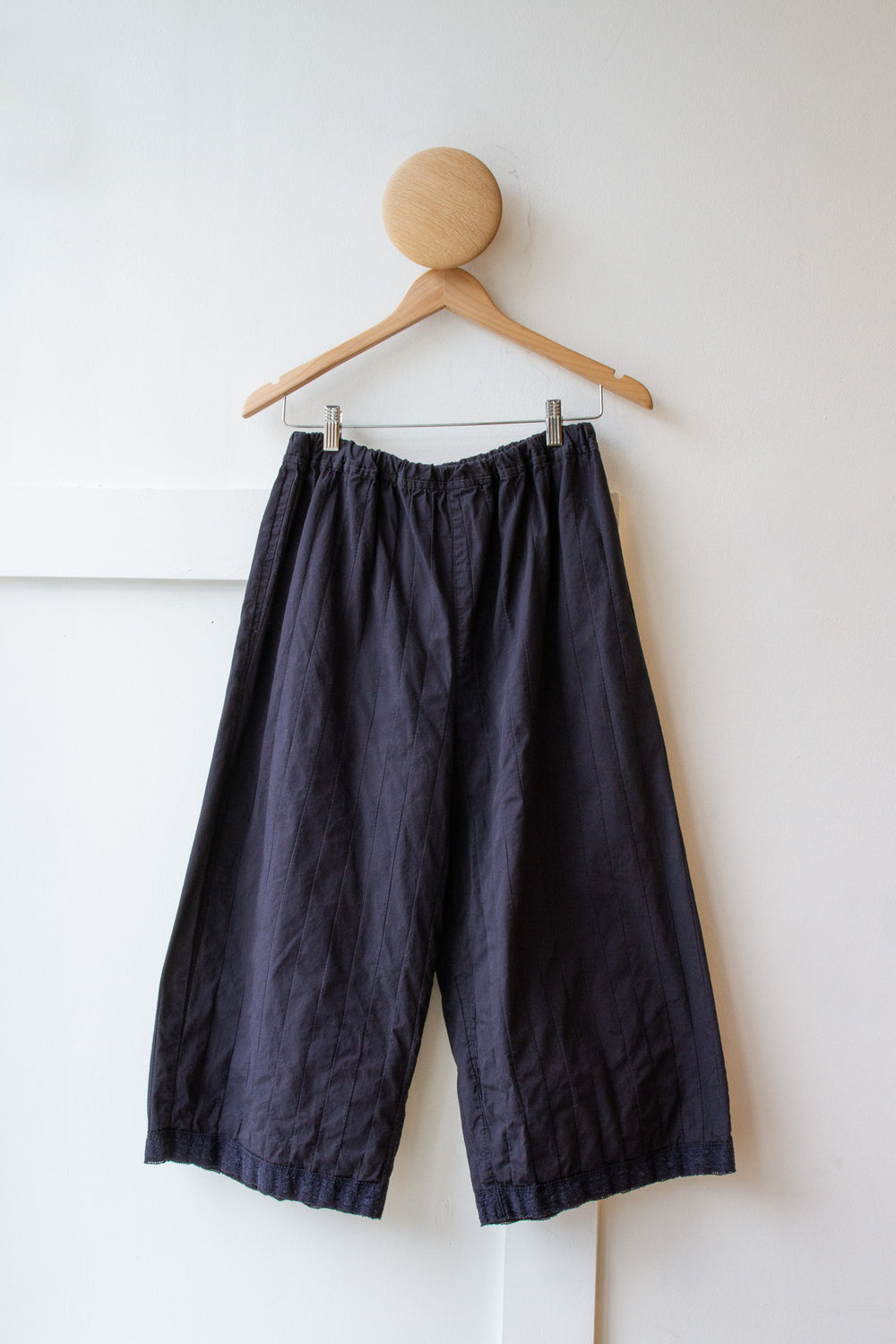 Gently Used Vlas Blomme Cropped Black Pants with Lace