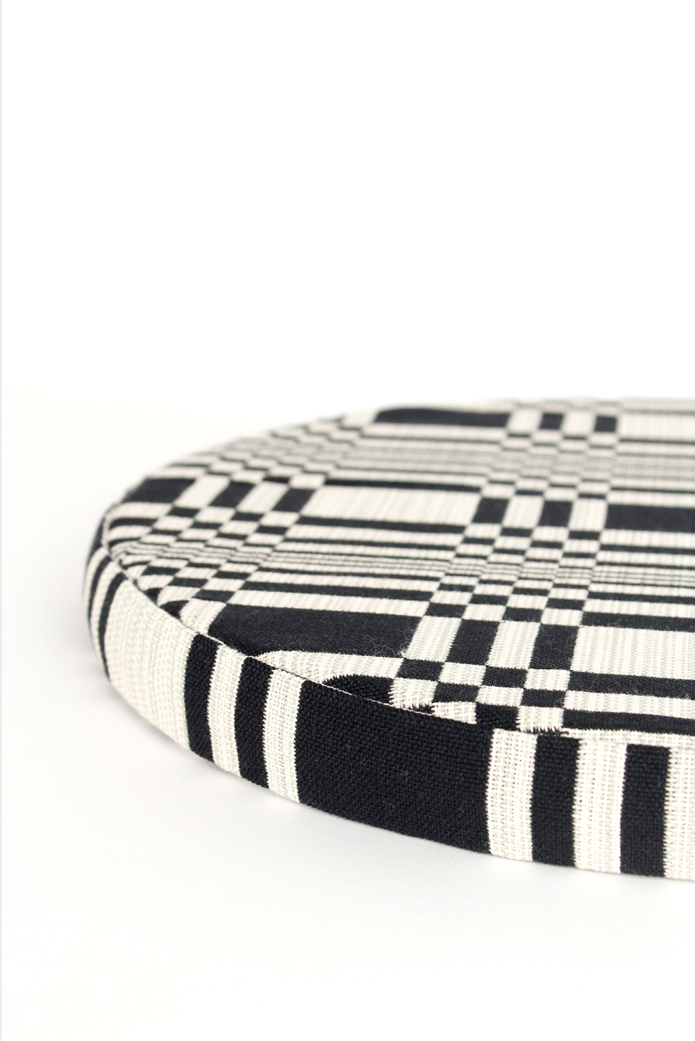 Round Doris Cushion, Black (A)